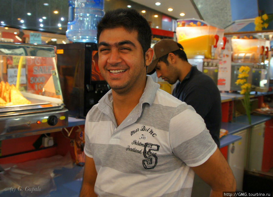 Продавец соков в торговом центре. Остров Киш, Иран