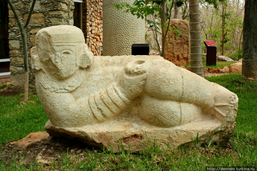 Статуя Чак Мооля из известняка из южного храма на поле для игры в мяч в Чичен Итце. Интересен своей необычной позой. Цибильчальтун, Мексика