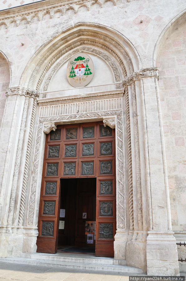 Главный вход с гербом города.