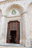 Главный вход с гербом города.