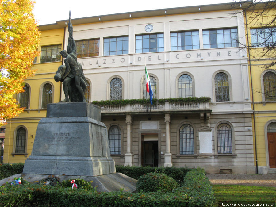 Мэрия городка Традате и памятник погибшим в мировых войнах Традате, Италия