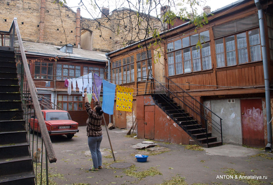 А это  — дворик Жванецкого. Одесса, Украина