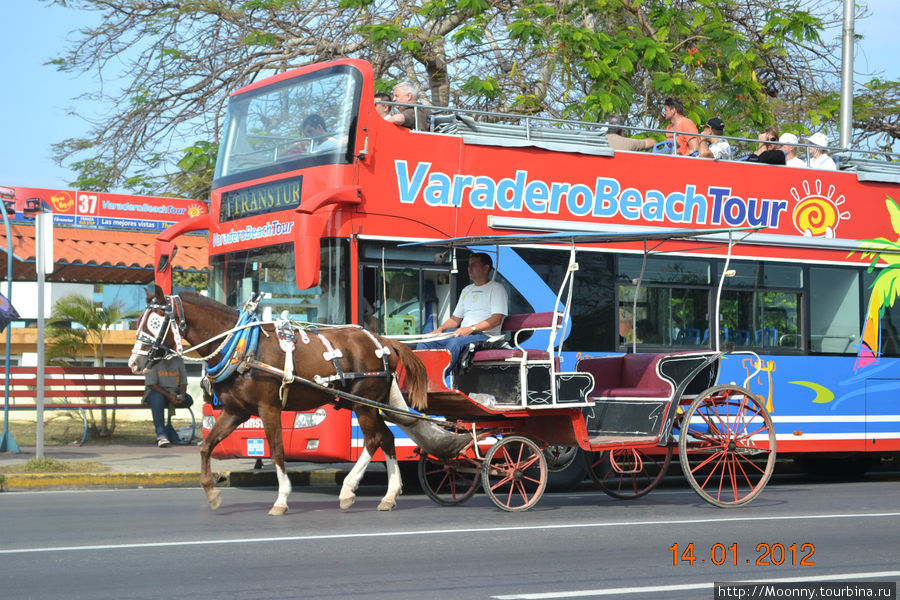 Контраст туристического транспорта Варадеро, Куба
