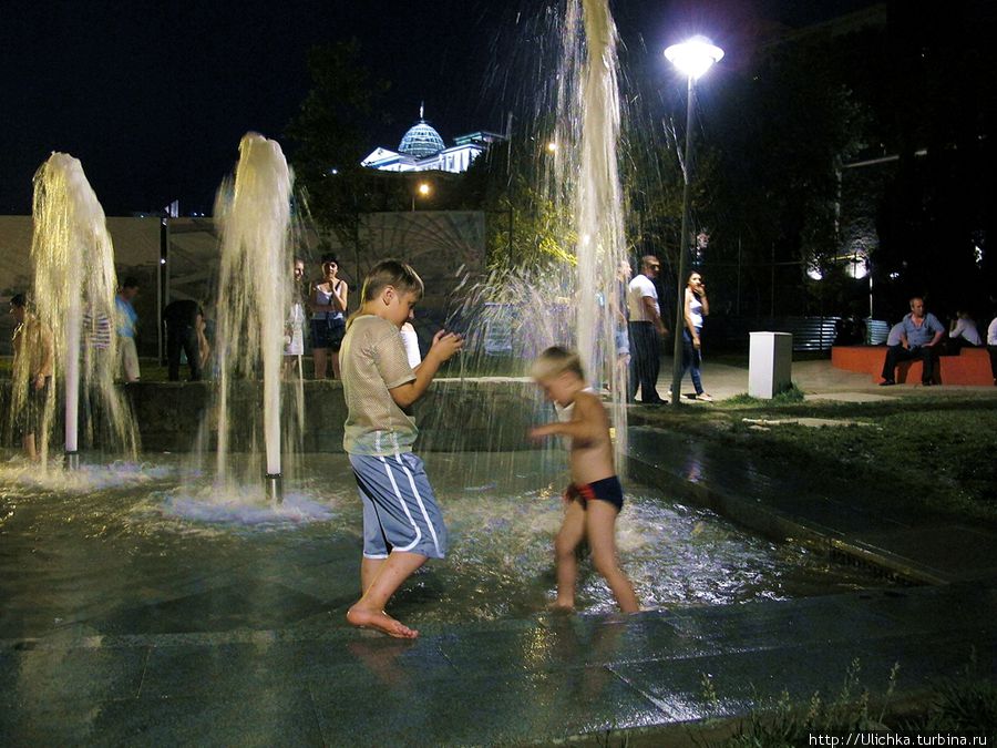 Несколько дней в Тбилиси температура воздуха в июле поднималась выше 40С. Тбилиси, Грузия