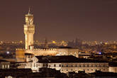 Палаццо Веккьо. Oдно из наиболее известных строений Флоренции, её символ и один из символов Италии. Сейчас дворец служит ратушей. Также в недрах «Старого Дворца» расположена библиотека. Над палаццо возвышается башня Арнольфо, высотой 94 метра.