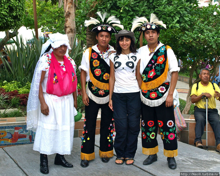 Теперь можно и фотографироваться со зрителями Папантла-да-Оларте, Мексика