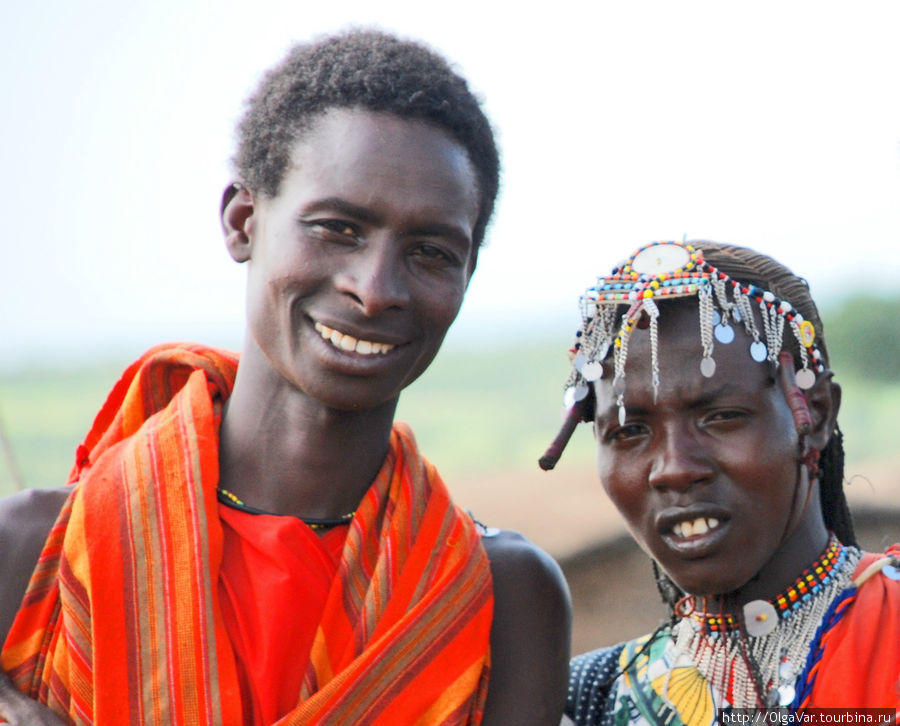Независимо от пола масаи носят легкие блестящие металлические украшения: кольца, браслеты, бусы, ожерелья по типу цыганских монисто Масаи-Мара Национальный Парк, Кения