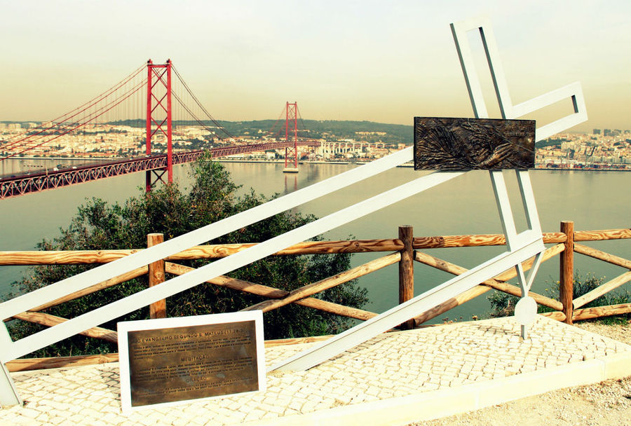 У подножия статуи находится смотровая площадка, с которой открывается панорамный вид на Лиссабон и мост 25 апреля, который расположен непосредственно у подножия памятника. Алмада, Португалия