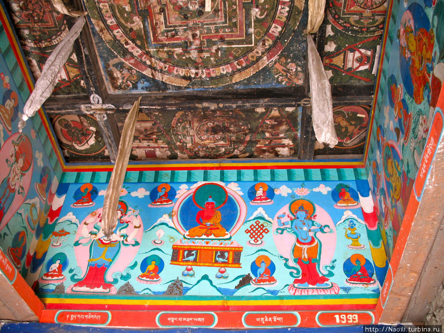 Внутри арки разноцветная роспись Якхарка, Непал