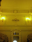 Парадная двухмаршевая лестница по форме напоминает раскрытый веер, а в большом зеркале отражаются все гости пришедшие с визитом во дворец