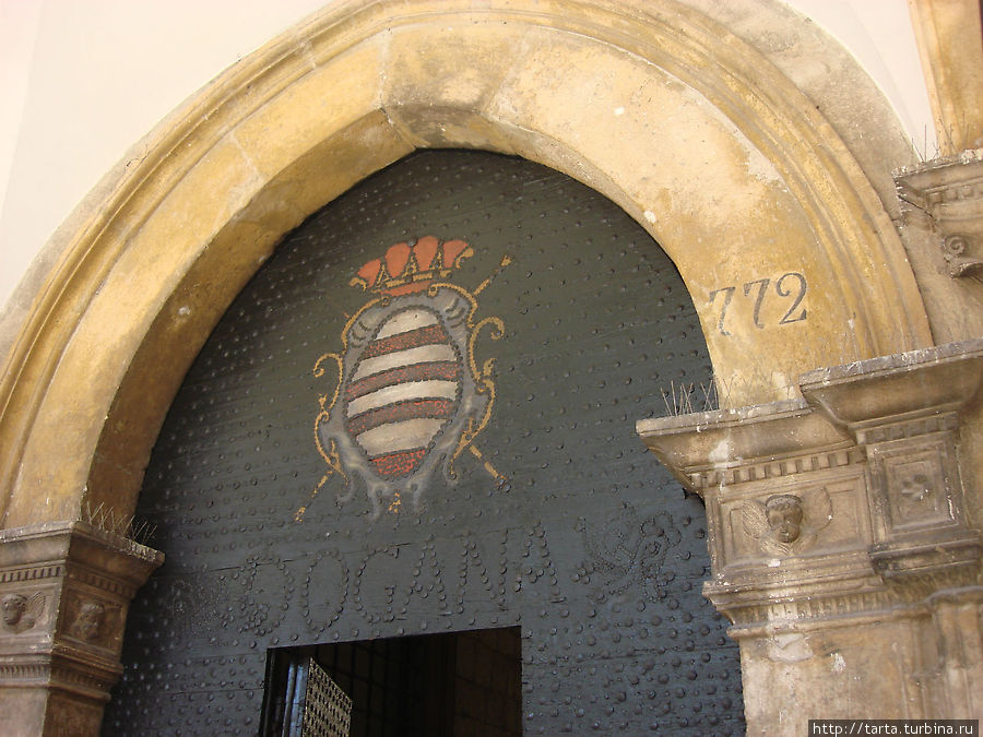 Герб на таможенных воротах Дубровник, Хорватия