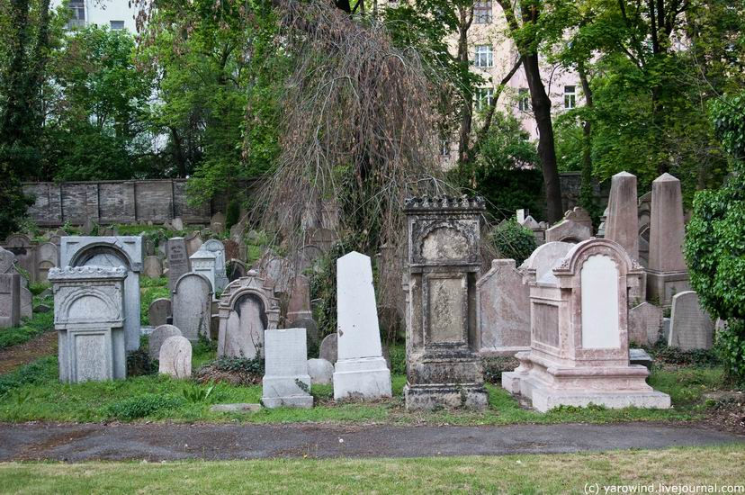 Буквально у подножья башни находится старое еврейское кладбище. Основано оно было в 1680г для захоронения евреев, погибших во время эпидемии чумы. Прага, Чехия