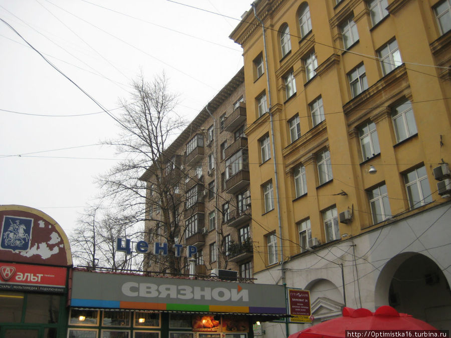 Здание, в котором находится вход в метро Павелецкая Москва, Россия