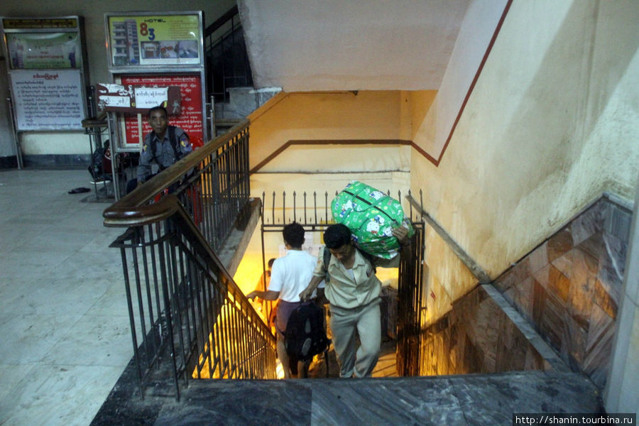 Лестница на второй этаж. Лтифта нет Мандалай, Мьянма