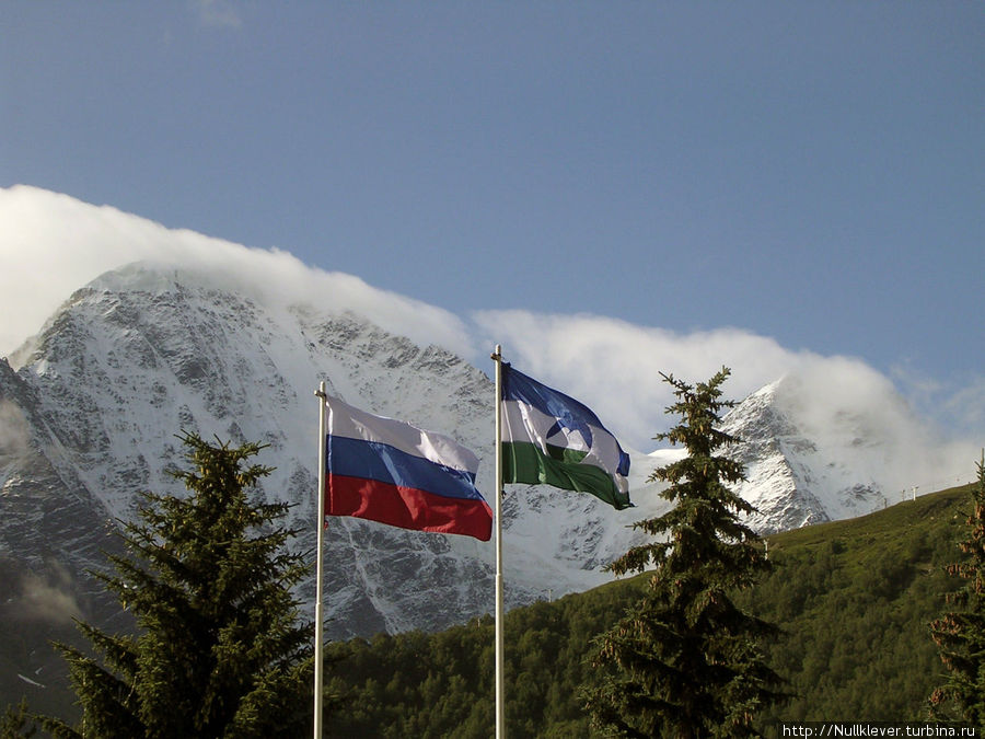 Флаги РФ и КБР в Терсколе Кабардино-Балкария, Россия