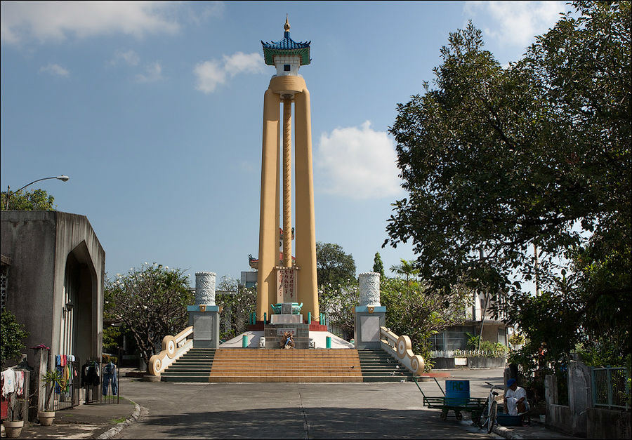 Так называемый Ruby Tower Memorial — стелла в память о погибших в одном из сильнейших землетрясений, которой случилось тут  второго августа 1968 года. 260 человек тогда погибли в обрушившемся здании Ruby Tower в одном из районов столицы по вине архитекторов и строителей. Манила, Филиппины