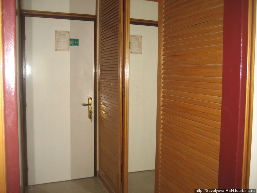 Встроенный шкаф в коридоре. Аджман, ОАЭ