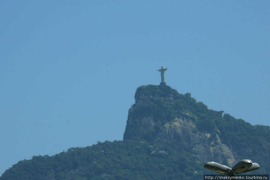 Так видно статую если стоять рядом с Catedral Metropolitana de São Sebastião do Rio de Janeiro. Рио-де-Жанейро, Бразилия