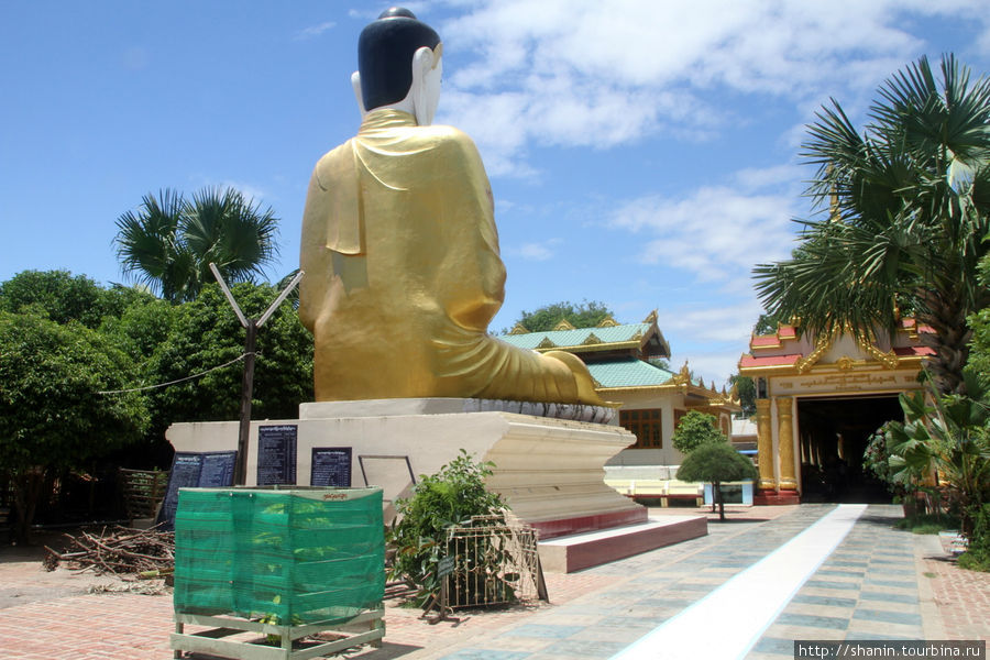Будда — вид сзади. Пагода Шве Сиен Кхон в Мониве Монива, Мьянма