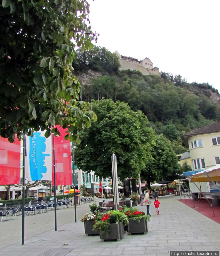 замок хорошо видно... с пешеходной улицы Stadtle... Вадуц, Лихтенштейн