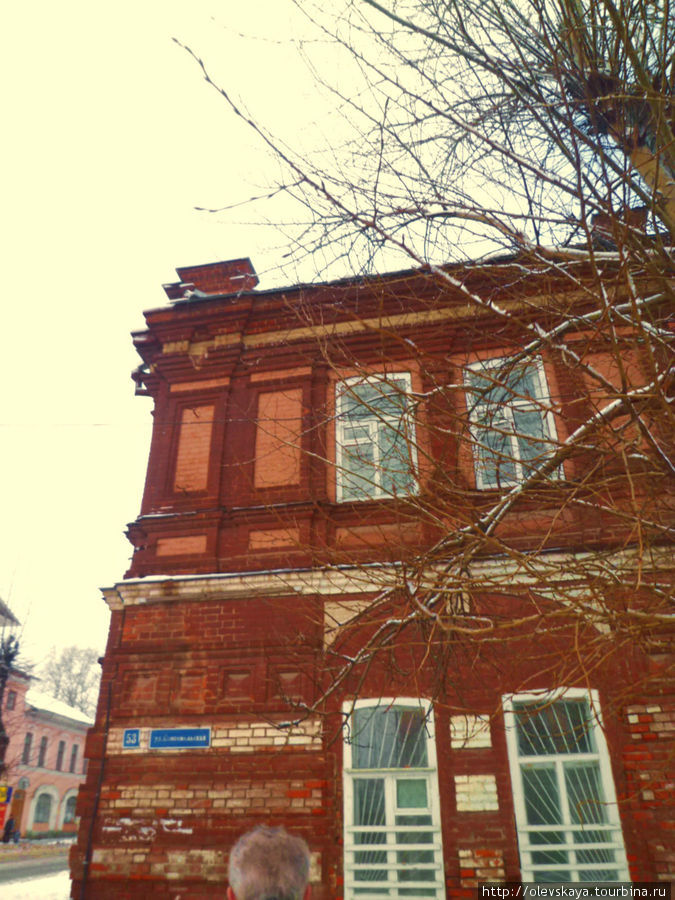 Люблю такие массивные старые дома из красного кирпича. На углу ул. Ленина Грязовец, Россия