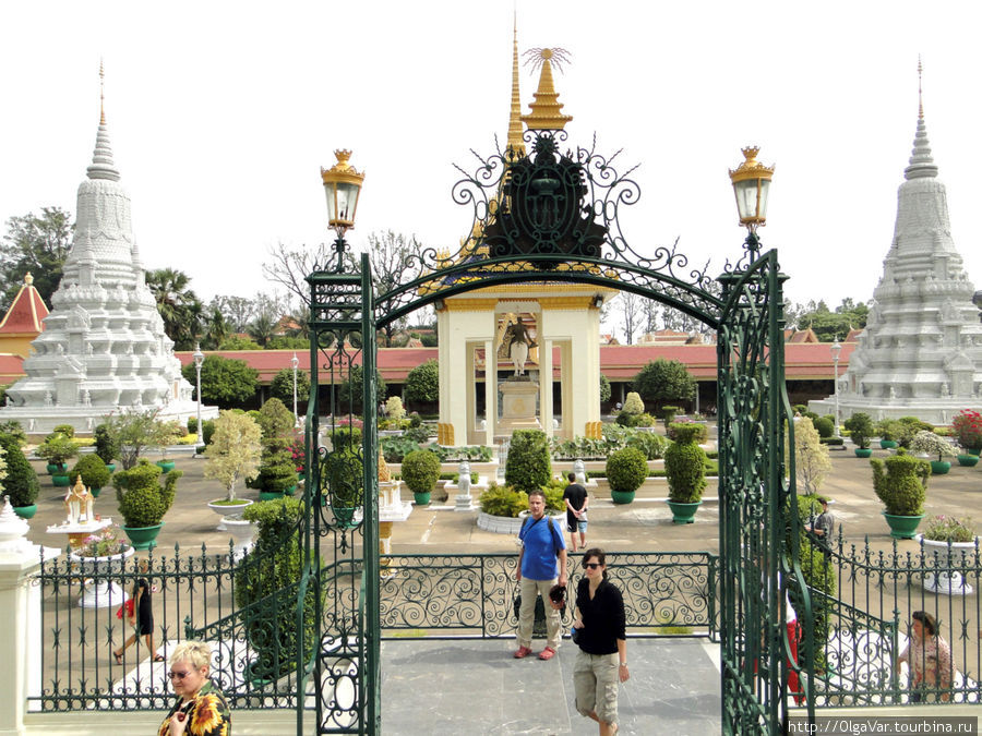 На первый взгляд — это парк, а на самом деле — кладбище Пномпень, Камбоджа