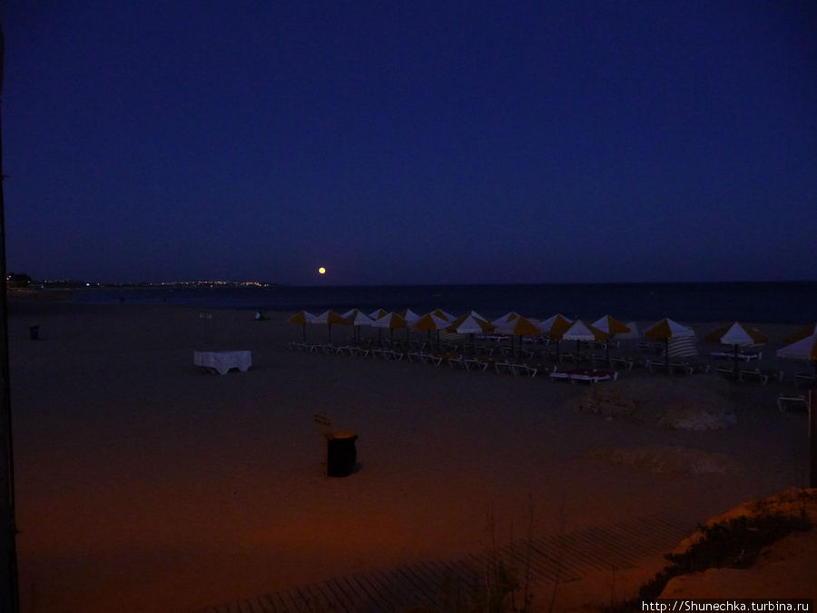 Так на пляже начинается ночь. Регион Алгарве, Португалия