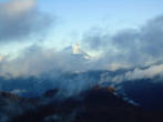 Сангай. Если присмотреться, можно увидеть дым, который выходит из фумарол вулкана.