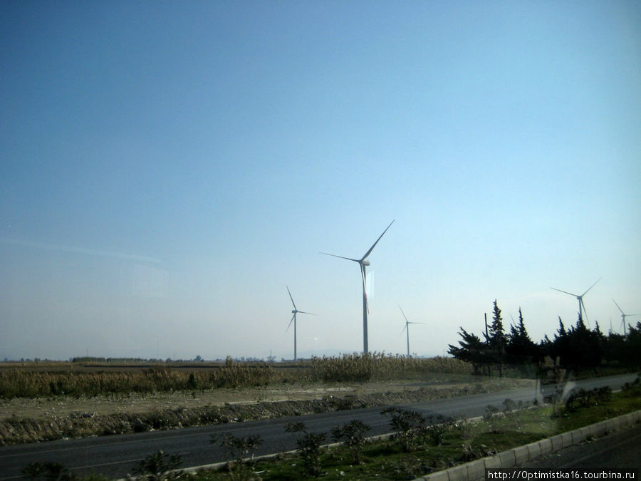 Мы выехали из Сёке.
Такие ветроустановки год назад появились рядом с городом Сёке. Почему-то они до сих пор не запущены, хотя ветер у нас сейчас очень сильный. Эгейский регион, Турция