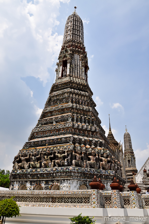 Вся пагода украшена керамической и фарфоровой мозаикой. Бангкок, Таиланд