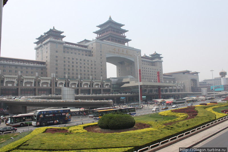 Железнодорожный вокзал Пекина больше нашего аэропорта в Домодедово Пекин, Китай