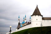 Голубые минареты на белыми стенами Кремля видны очень из многих точек города