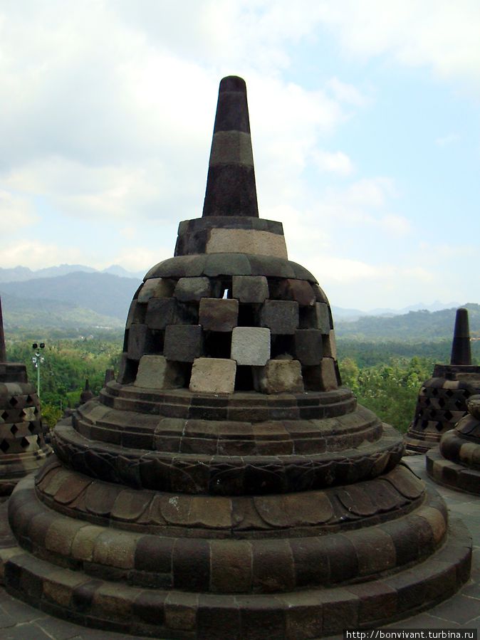 Ступа из П-образных кирпичей Боробудур, Индонезия