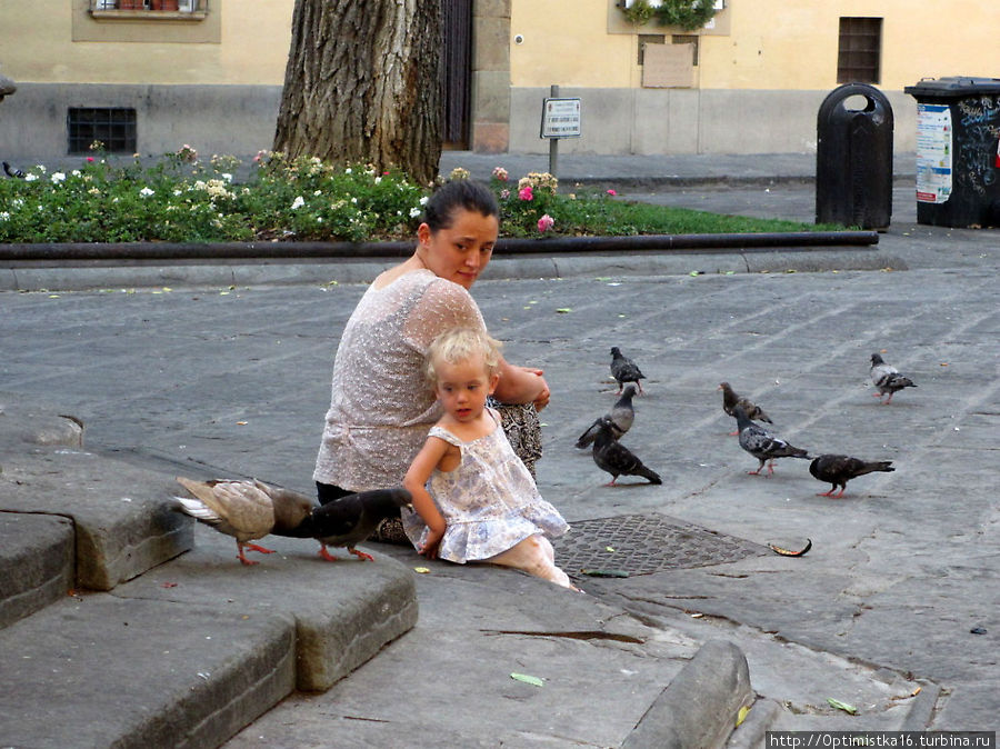 Люди на улицах Флоренции Флоренция, Италия