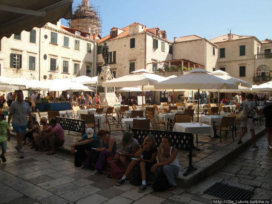 Одна из многочисленных кафешек Старого города Дубровник, Хорватия