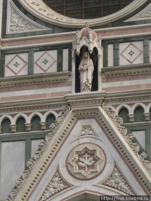 Среди прочей символики и знак францисканцев Флоренция, Италия