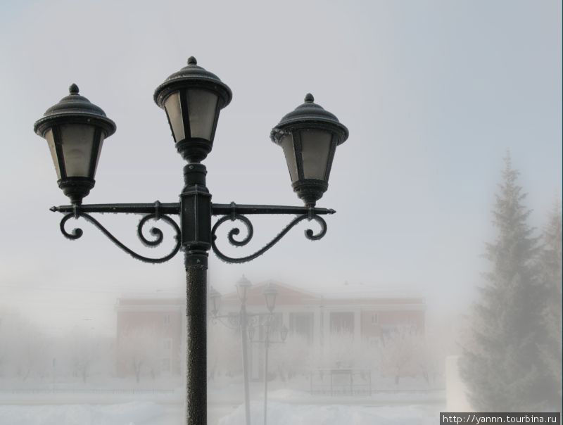 Туманное утро возле дворца культуры имени Пушкина Еманжелинск, Россия