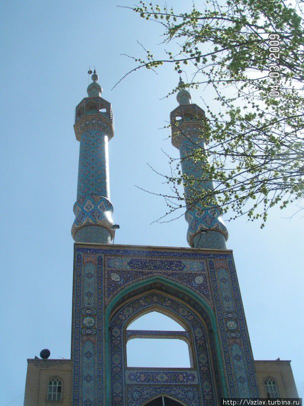 Парадный вид на минареты Йезд, Иран