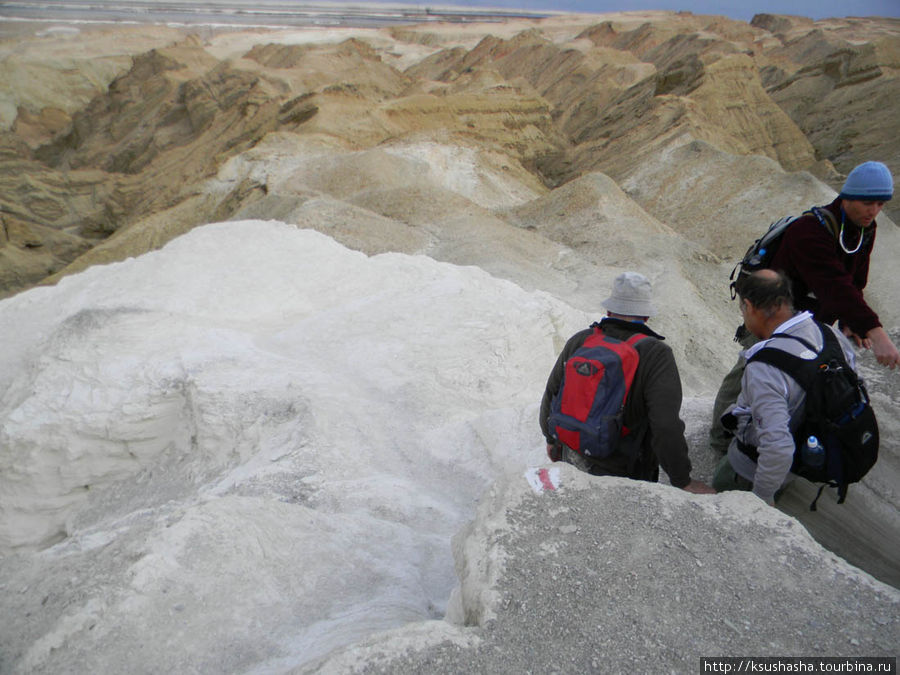 Вот здесь, на вершине хорошо видна истинная белизна соляной горы Мертвое море, Израиль