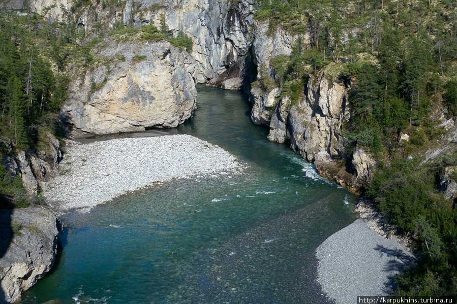 Тот самый прижим, где вся река уходит к правой скале. Магаданская область, Россия