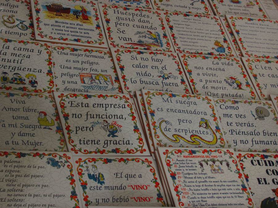 Как и веер, керамическая табличка — один из самых популярных сувениров. Мадрид, Испания