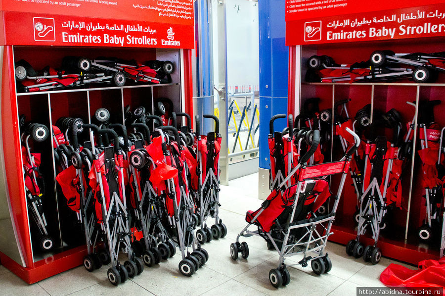 Стойка с колясками для детишек Дубай, ОАЭ