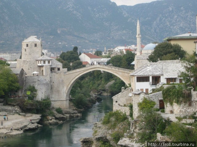 Знаменитый мост, река и укрепления Мостар, Босния и Герцеговина