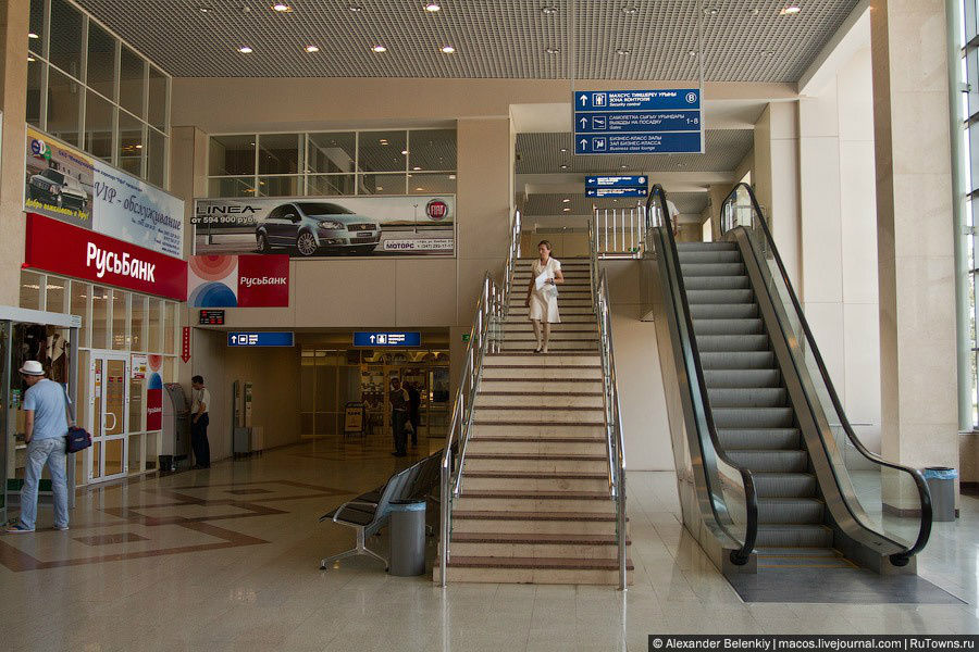 Внутри — самые обычные, ничем не примечательные интерьеры небольшого аэропорта. Уфа, Россия