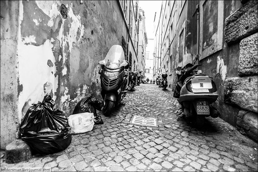 Мусор и мотоциклы, мотоциклы... Рим, Италия