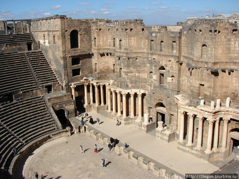 В древнем римском амфитеатре Босры ежегодно проводят национальный музыкальный фестиваль Босра, Сирия