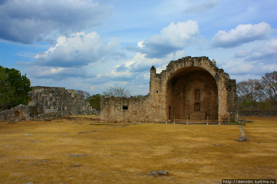 Руины церкви на главной площади. Цибильчальтун, Мексика