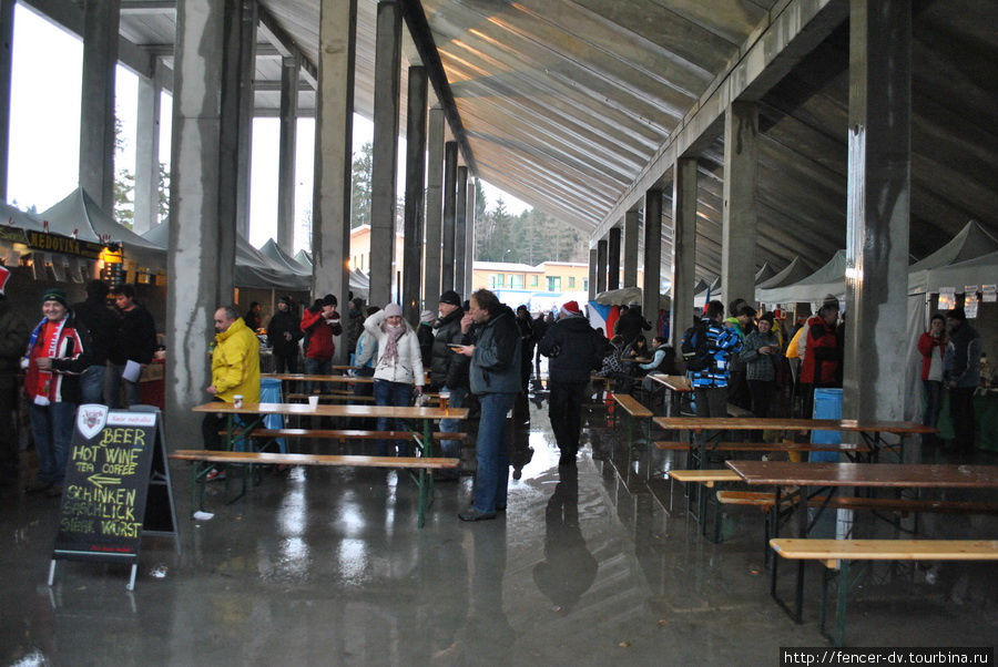 В специальных павильонах под трибунами кормят зрителей Нове-Место-на-Мораве, Чехия
