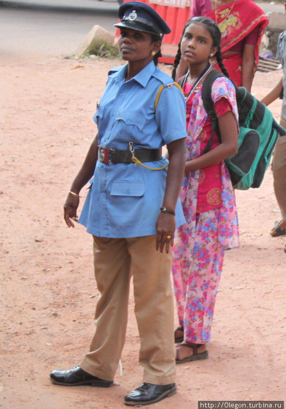 А полицейскую форму для женщин в виде сари не придумали ещё Индия