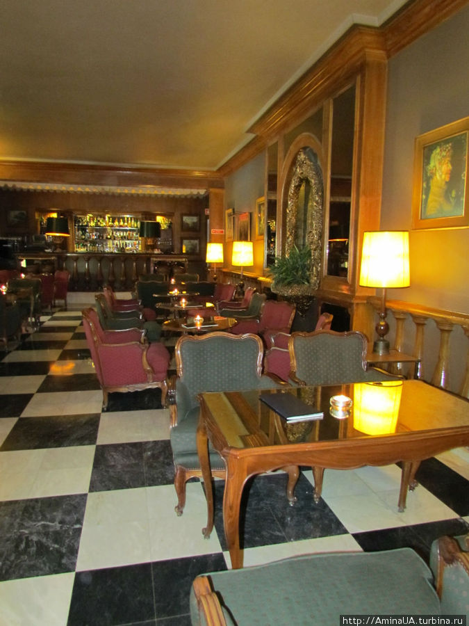 Palacio Estoril 5*, бар отеля, где снимались сцены фильма о Дж.Бонде Лиссабон, Португалия